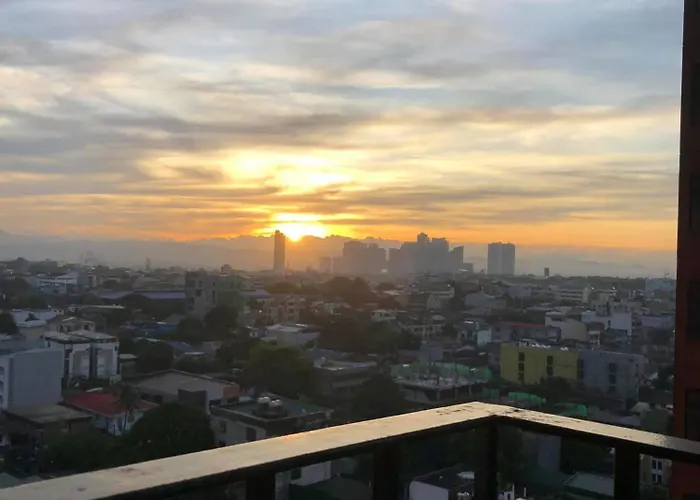 A With A View, 1 Bdrm With Balcony And Netflix Access * Manila